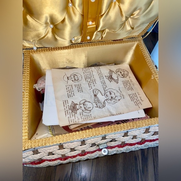 Floral Woven Home Accent Stool-Basket for sewing 🧵 Vintage (1960’s) - Picture 4 of 10